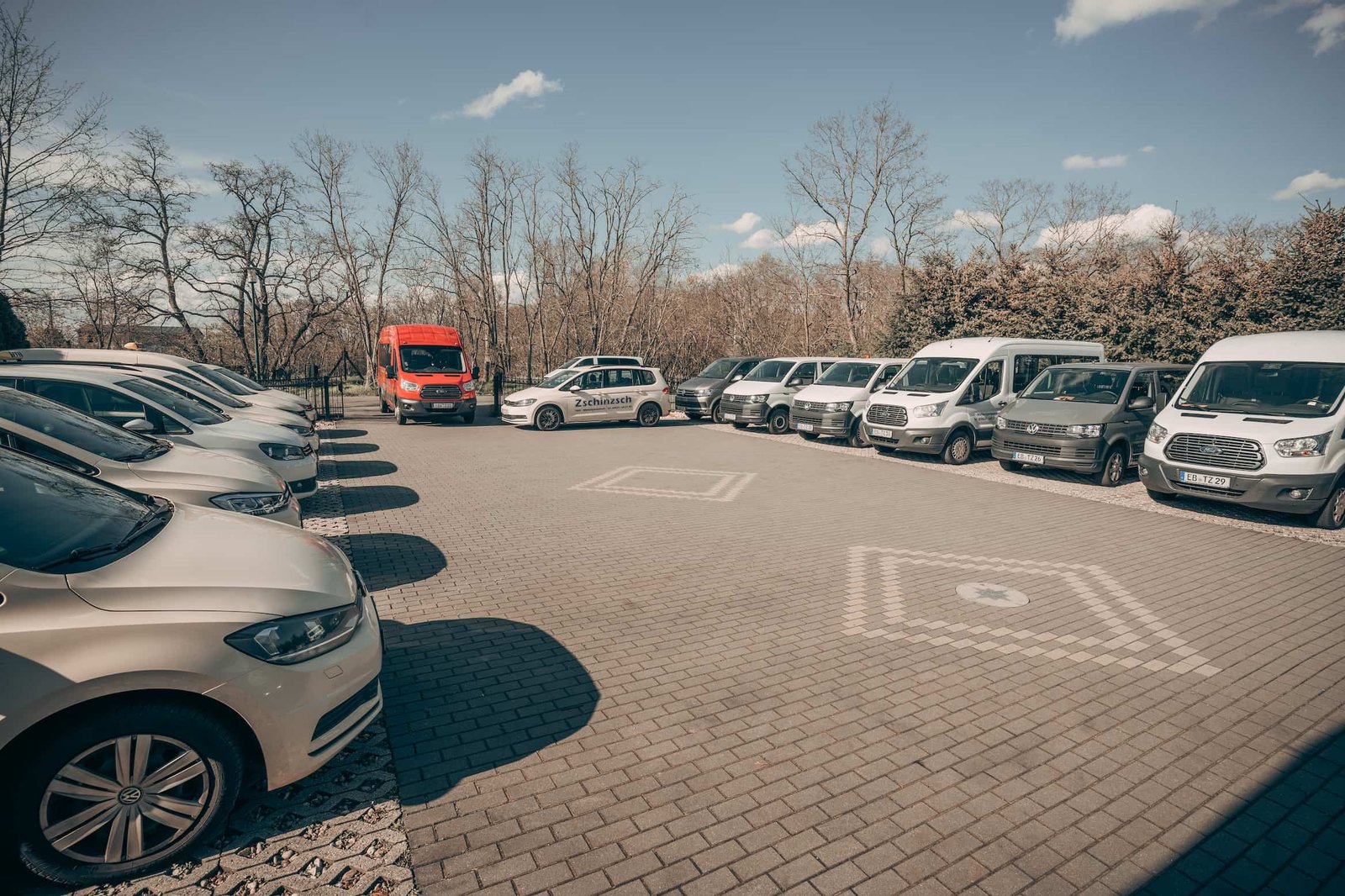 Großer Fuhrpark von Taxi Zschinzsch: über ein Dutzend Pkw und Transporter nebeneinander auf dem Betriebshof