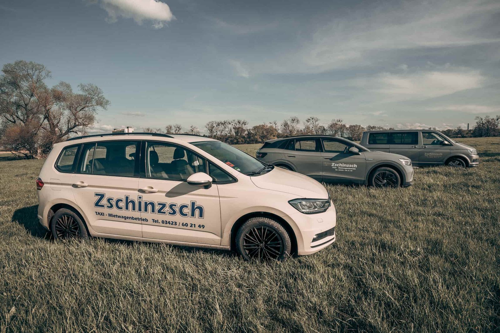 Mehrere Fahrzeuge des Fuhrparks von Taxi Zschinzsch nebeneinander