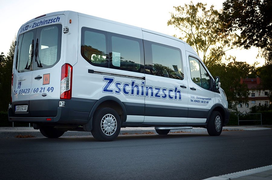 Weißer Ford Transit Kleinbus von Taxi Zschinzsch mit viel Platz für Gruppenfahrten