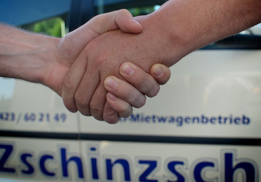 Handschlag vor einem Fahrzeug von Taxi Zschinzsch – Symbol für verlässliche Zusammenarbeit
